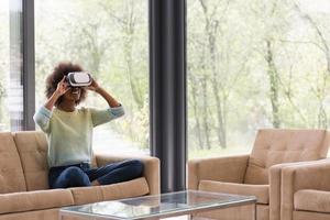 schwarze frau mit vr-headset-brille der virtuellen realität foto