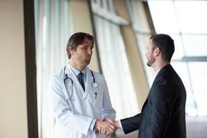 Handschlag eines Arztes mit einem Patienten foto