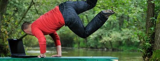 Junger Geschäftsmann springt im Freien foto