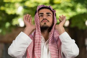 junger muslimischer Typ, der betet foto
