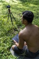 hispanischer latino-mann, der unterricht gibt, während er von einer kamera aufgezeichnet wird und ein tablet in der hand hält, mexiko foto