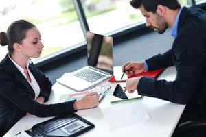 Geschäftsleute gruppieren sich bei einer Besprechung im Büro foto