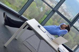 glücklicher junger Geschäftsmann im Büro foto