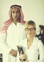 Arabischer Geschäftsmann beim Treffen foto