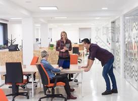 Geschäftsleute Gruppenporträt im modernen Büro foto