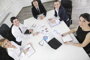 Geschäftsleute in einer Besprechung im Büro foto