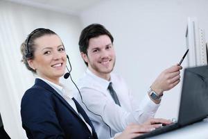 Geschäftsleute, die im Kunden- und Helpdesk-Büro arbeiten foto