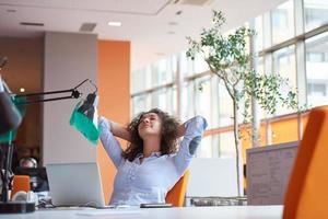 junge Geschäftsfrau im Büro foto