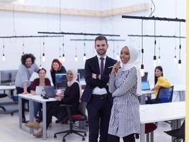 Business-Team-Porträt im modernen Startup-Open-Space-Coworking-Büro foto