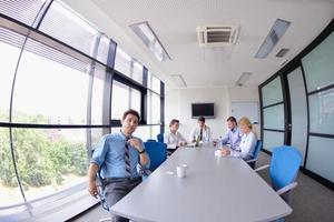 Geschäftsleute in einer Besprechung im Büro foto