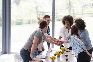 multiethnische Startup-Gruppe junger Geschäftsleute, die Erfolge feiern foto