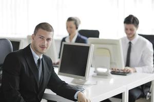 Geschäftsleute, die im Kunden- und Helpdesk-Büro arbeiten foto