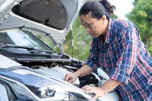 Mechanisches Motorsystem mit offener Haube zur Überprüfung und Reparatur von Autounfällen. foto