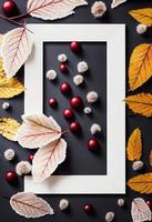 Herbstthema-Fotorahmen-Mock-up-Bild, umgeben von Blättern und Beeren foto