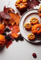 3D-Darstellung von dekorativen natürlichen Herbstbeeren und -blättern auf einem grauweißen strukturierten Papier foto