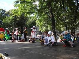 st. petersburg, russland, 2022 - die jährliche dackelparade in st. petersburg, russland, zeigt entzückende welpen, die lustige kostüme tragen foto
