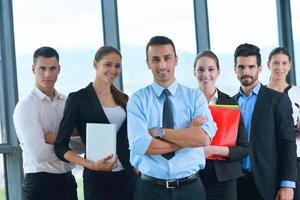 Geschäftsleute gruppieren sich bei einer Besprechung im Büro foto