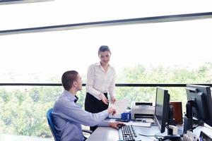 Geschäftsleute in einer Besprechung im Büro foto