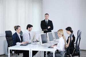 Geschäftsleute, die im Kunden- und Helpdesk-Büro arbeiten foto