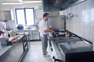 Koch bereitet Essen zu foto