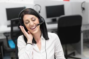 Callcenter-Betreiberin, die ihre Arbeit erledigt foto