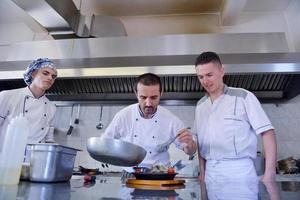 Koch bereitet Essen zu foto