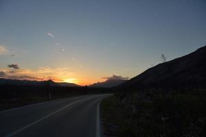 Straße durch die grüne Wiese foto