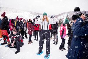 Porträt einer jungen Frau in einer wunderschönen Winterlandschaft foto