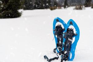 blaue Schneeschuhe in frischer Show foto