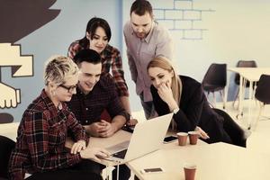 Startup-Business-Team beim Treffen im modernen Büro foto