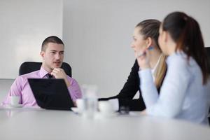 geschäftsleute gruppieren sich beim treffen foto