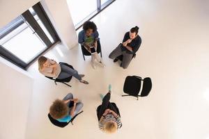 multiethnisches Startup-Business-Team beim Treffen von oben foto