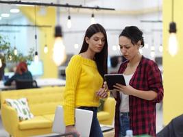 freundinnen diskutieren über projekt im moder coworking office foto