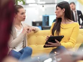 freundinnen diskutieren über projekt im moder coworking office foto