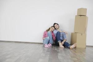 junges Paar, das in ein neues Zuhause einzieht foto