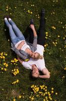 Mann und Frau liegen im Gras foto