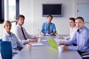 Geschäftsleute in einer Besprechung im Büro foto