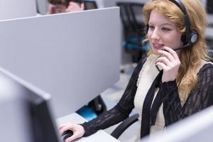 Callcenter-Betreiberin, die ihre Arbeit erledigt foto