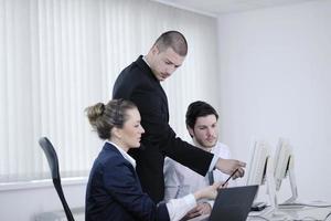 Geschäftsleute, die im Kunden- und Helpdesk-Büro arbeiten foto