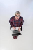 Draufsicht der jungen Geschäftsfrau, die an Laptop-Computer arbeitet foto