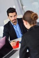 Geschäftsleute gruppieren sich bei einer Besprechung im Büro foto