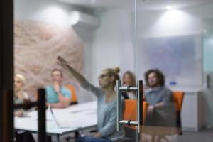 Startup-Business-Team bei einem Treffen im modernen Nachtbürogebäude foto