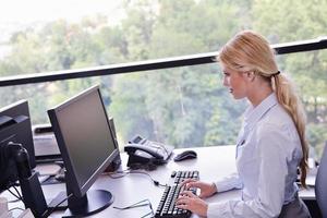 junge hübsche Geschäftsfrau mit Notizbuch im Büro foto