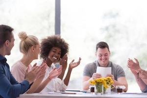 multiethnische Startup-Gruppe junger Geschäftsleute, die Erfolge feiern foto