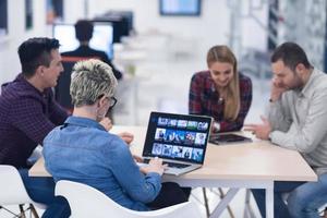 Startup-Business-Team beim Treffen im modernen Büro foto