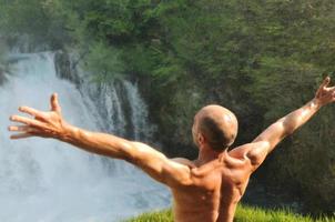 Mann Blick auf den Wasserfall foto