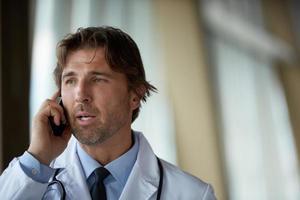 Arzt spricht am Handy foto