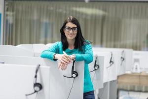 Callcenter-Betreiberin, die ihre Arbeit erledigt foto