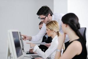 Geschäftsleute, die im Kunden- und Helpdesk-Büro arbeiten foto