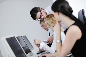 Geschäftsleute, die im Kunden- und Helpdesk-Büro arbeiten foto